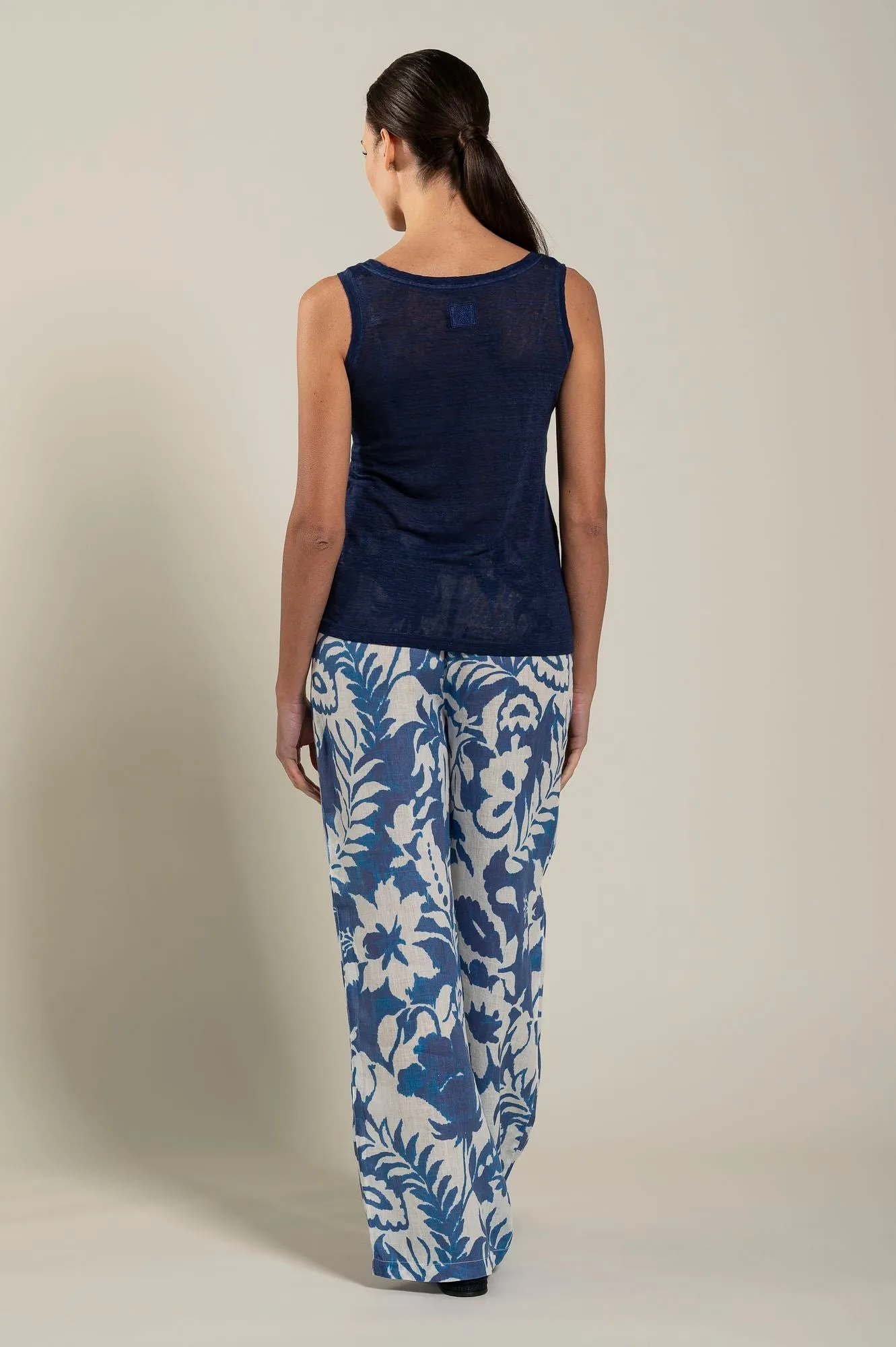 Woman Round Neck Tank Top
